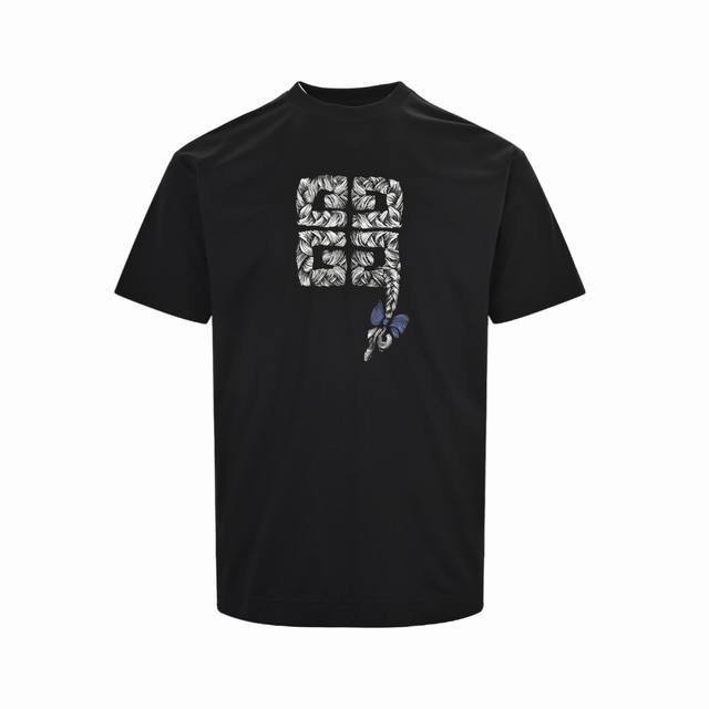 ：170 Givenchy 纪梵希 25Ss 辫子印花短袖 采用100%棉质面料，柔软透气，让你在夏日里尽享舒适。 胸前Gvc品牌字母刺绣，展现品牌独特魅力，简