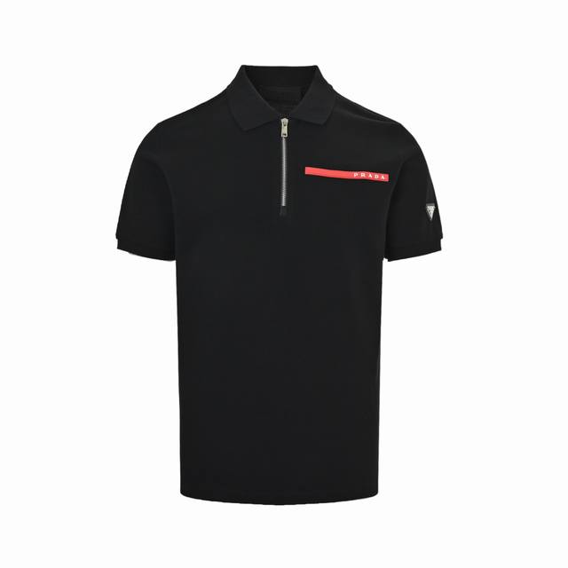 ：180 Prada 普拉达 25Ss 红条半拉链Polo短袖 原版品质欢迎对比。1:1经典复刻，合身版型Polo 衫，选用专柜优质大网眼布珠地棉面料打造，跟市