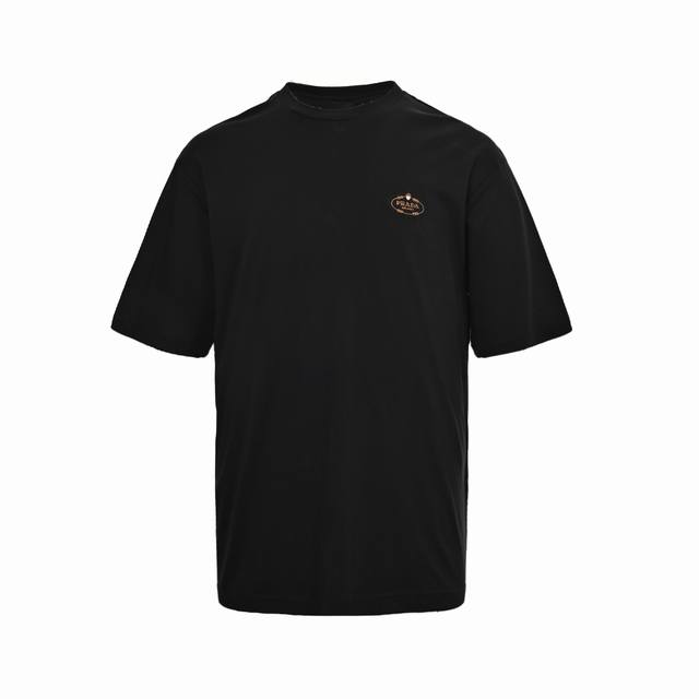 ：160 Prada 普拉达 25Ss 胸口刺绣贴布徽标短袖 采用230克双股定制面料，胸口刺绣贴布徽标，采用进口专机红外线定位，位置精准，牢固结实，面料都经过