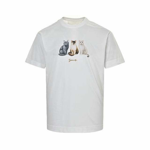 ：170 Givenchy 纪梵希 25Ss 猫咪印花短袖 采用100%棉质面料，柔软透气，让你在夏日里尽享舒适。 胸前三只小猫咪印花，展现品牌独特魅力，简约而