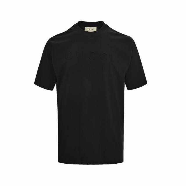 ：160 Gucci 古驰 25Ss 浮雕压花字母印花短袖 采用16S麻棉克重230G ，搭配32S双纱1×1螺纹，面料螺纹同缸定染。 胸前搭配Logo徽标磨嵌