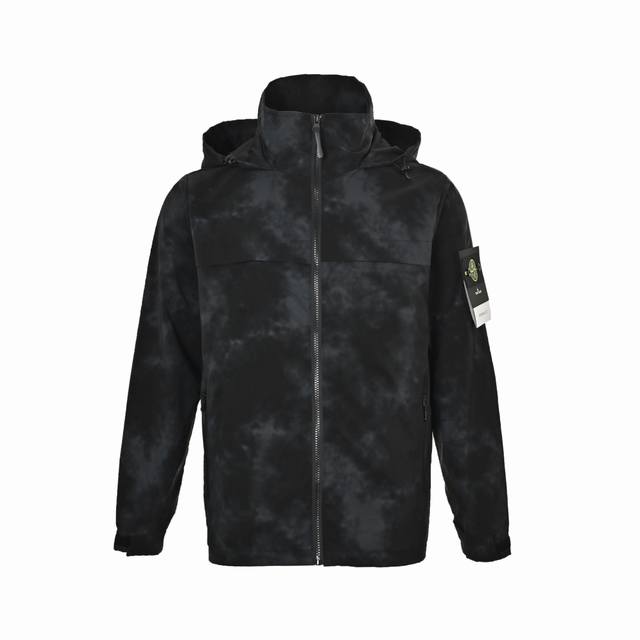 ：350 Stone Island 石头岛 袖标连帽冲锋衣夹克外套 男女同款 Thorium夹克的标准款式设计简洁流 畅， 环境下还可轻松与硬壳衣物搭配穿着。
