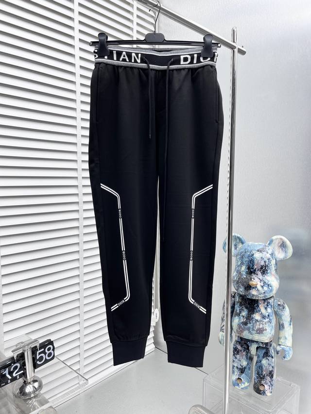 P210 Dio* 2025Ss春季新款休闲裤！官网同步发售。品牌经典Logo休闲裤 ，定制面料，舒适度极好，手触感强烈。辨识度极高，完美品相工艺。 尺码：M-