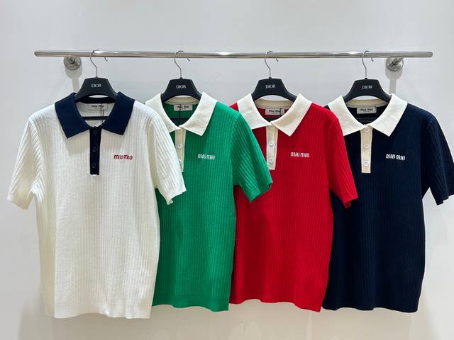 P270简约风尚。Miumiu翻领短袖，宽松版型自在穿。精致刺绣字母，细节彰显品味。夏日清新，就选这一件！三码四色现货供应