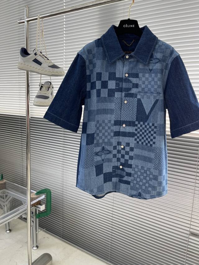 短裤 P350 上衣 P360 -驴牌 25Ss新款短袖牛仔衬衫呈现瞩目 Monogram Multi Flags 图案，为正面融入 Damier 和 Mono