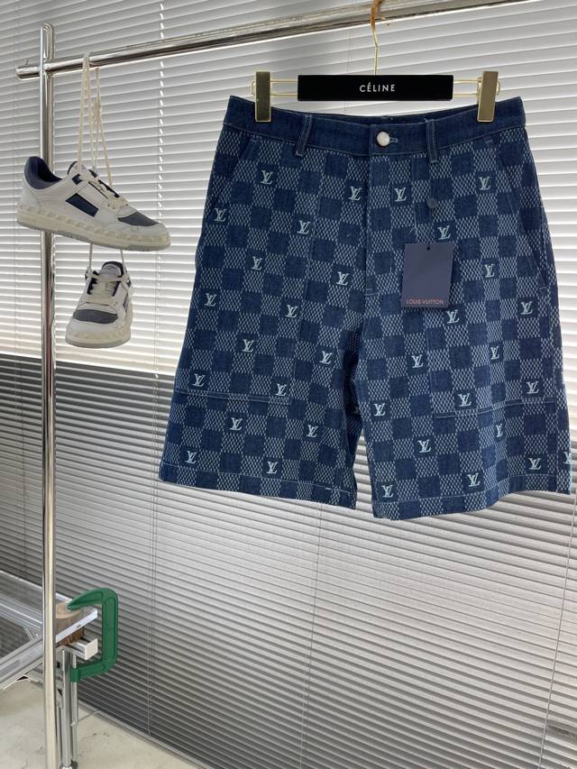 短裤 P350 上衣 P360 -驴牌 25Ss新款牛仔短裤融合全幅 Damier 印花和 1V 字母刺绣，成就夏日经典之选。闲雅设计可为日常造型注入考究格调，