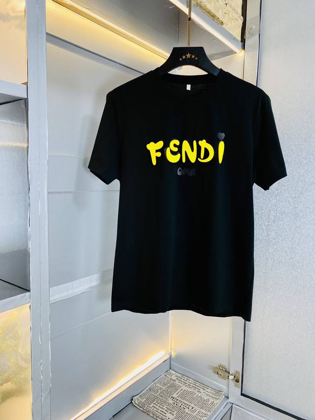 P200穿240斤 胖子福音 情侣款 码数：M-6Xl 芬迪Fendi 原单品质 最新款 男装短袖T恤 衣服 精选专柜订制顶级丝光棉进口面料 所有细节做工完美1