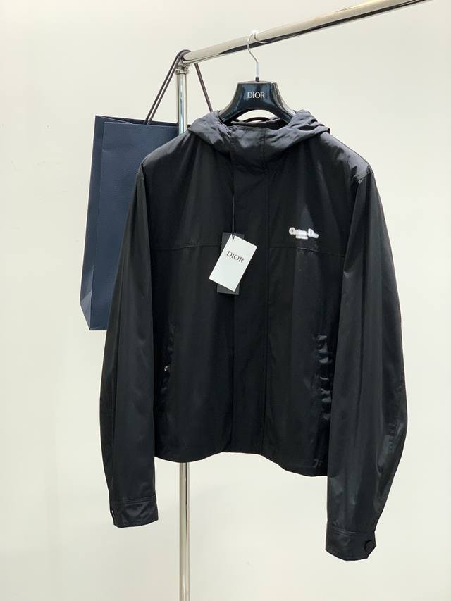 P430，Dior 迪奥， 2025春季新品，专柜同步有售，简约时尚休闲连帽外套，原版进口面料，舒适透气，顶级印花工艺字母图案Logo，原版五金辅料装饰，档次极