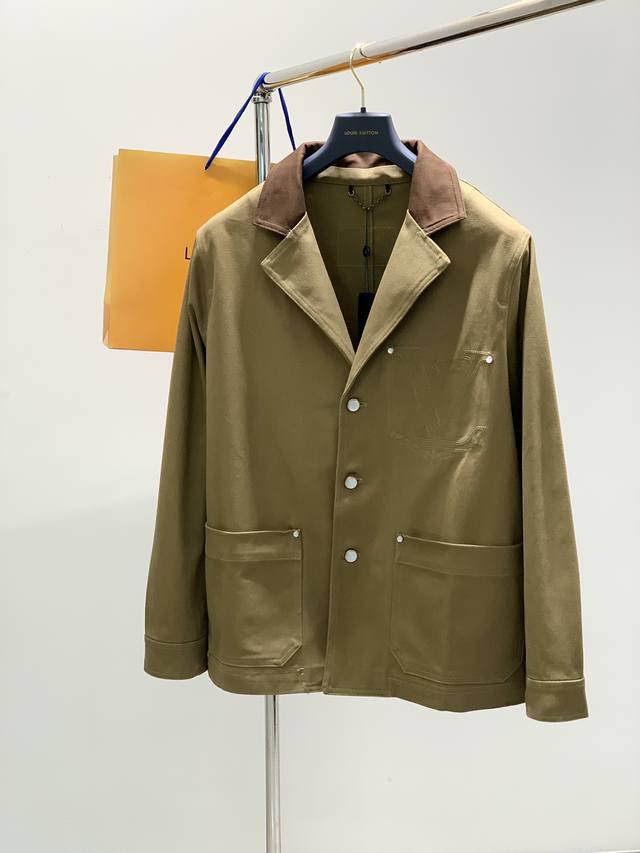 P360，Louisvuitton 路易威登，2025春季最新款，专柜同步有售，原单狠货，时尚休闲翻领外套，上身很有特点！吸睛而有亮点，进口原版面料，顶级刺绣工