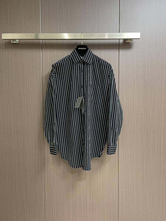 P320 Balenciaga 2025Ss早春新品竖条纹长袖衬衫，弧度下摆 落肩设计，后背撞色刺绣Logo，精剪利落的线条与奢华的面料相互呼应， 仅用极简构造