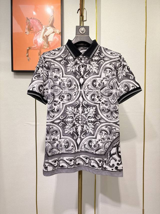 P310 Dg 春夏新款，爆款翻领休闲衣服，甄选优质丝光棉面料，数码印花，运动休闲潮流于一身，无可挑剔的一流设计 ，版型超正，上身帅到爆，档次极高。码数:M一3