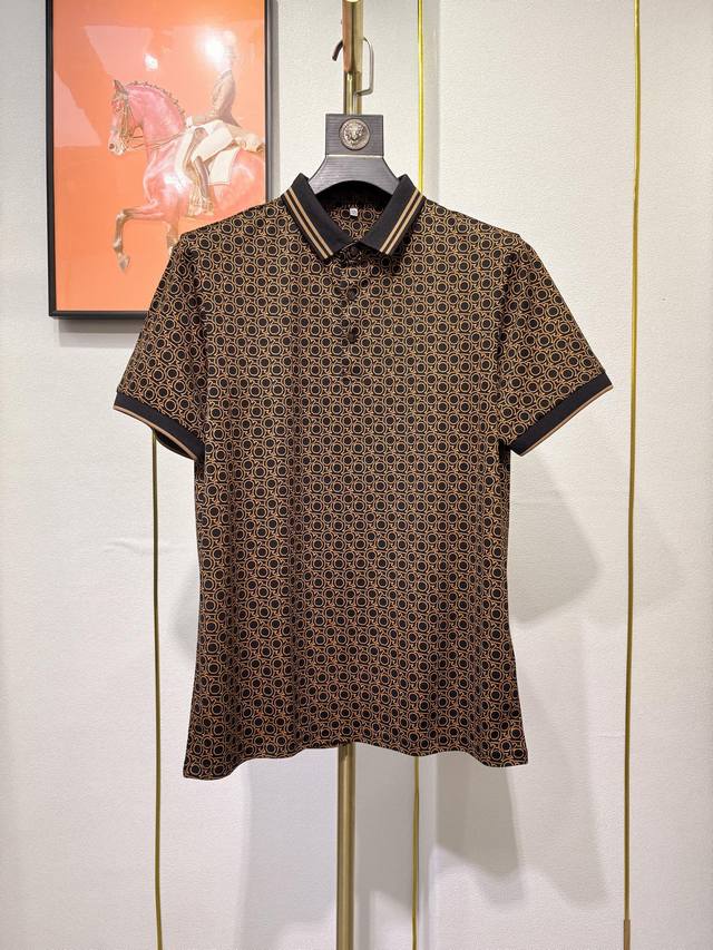 P310 菲拉格慕 春夏新款，爆款翻领休闲衣服，甄选优质丝光棉面料，数码印花，运动休闲潮流于一身，无可挑剔的一流设计 ，版型超正，上身帅到爆，档次极高。码数:M