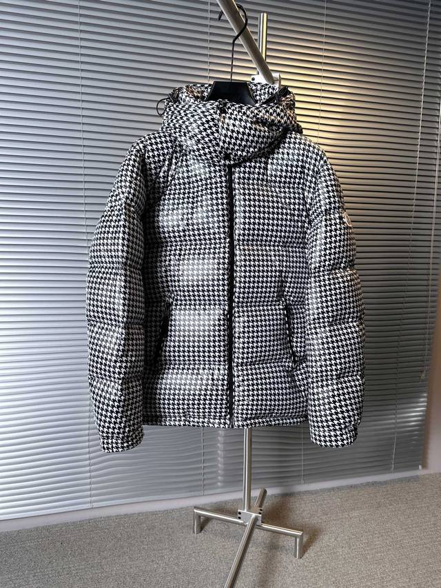 P530 Monc 蒙口 Socotrine 藤原浩联名款 男女款 千鸟格羽绒服 专柜27500 90白鹅绒 10羽毛 2码充绒量达到400克 顶端鹅绒 辅料全