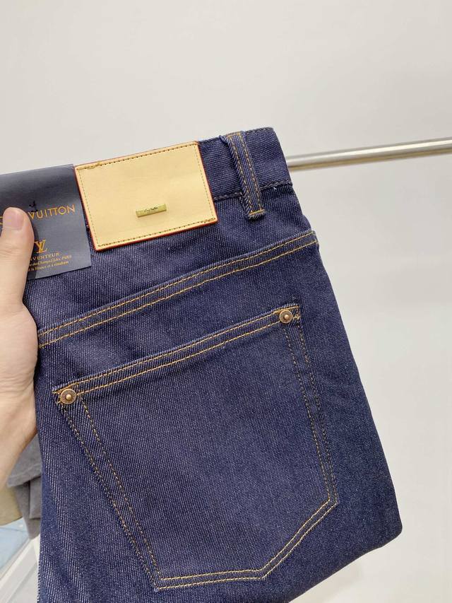 P190 Louis Vuitton、路易威登 Lv 最新品，深湛蓝色，专柜同步有售，原单狠货，水洗牛仔裤，进口原版高弹力面料，舒适有弹性，高端五金辅料装饰Lo
