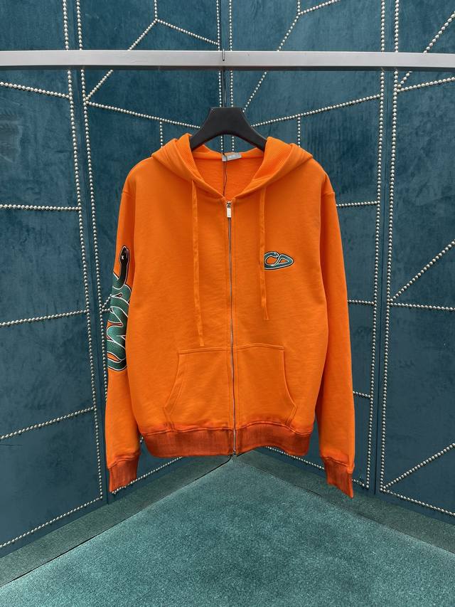 P350 迪奥 25Ss新款连帽运动衫来自 Dior And Kaws 限定系列。采用橙色和红色棉质起绒面料精心制作，饰以 Dior And Kaws 刺绣，以