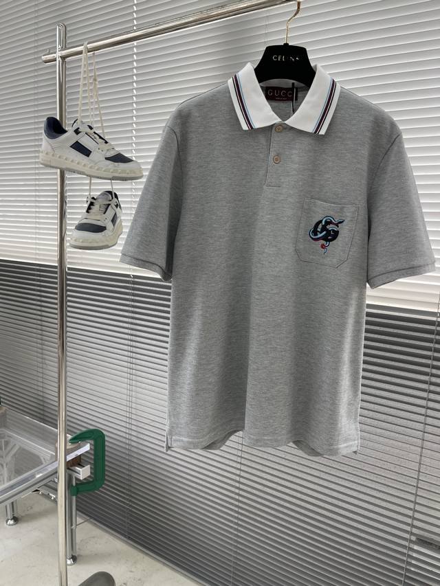 P250 -Gucc 25生肖款Polo，300G珠地棉质。手感紧密做工精细，100％棉成分，四线密边，32织双股罗纹领，前中刺绣蛇形图案。 码数：S-Xl S