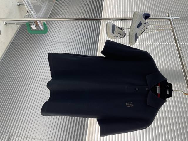 P250 -Bbr 新款Polo 衫，选用棉质珠地网眼布面料打造，于意大利工坊精制而成。呈现修身版型，装饰品牌徽标和字母 B 图案刺绣。此件精品出自品牌新禧贺岁