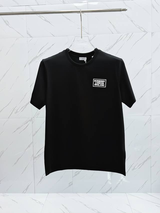 P220 Burberry 巴宝莉 25Ss春夏新品印花短袖T恤，Zg同款，胸前印有搭配品牌Burberry字样立体印花，采用80支双股丝光棉面料制成，面料质感