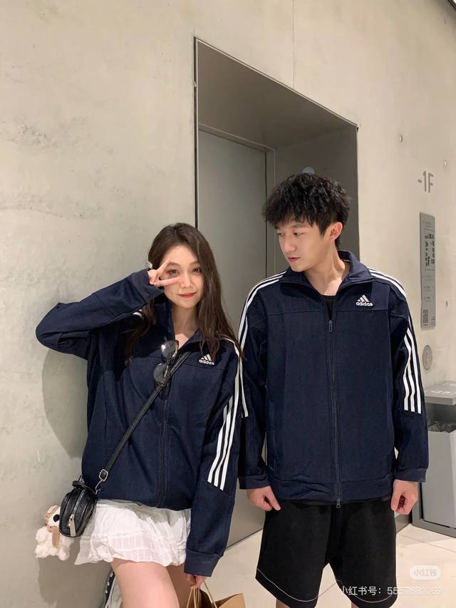 模特图250 经典款外套阿迪达斯Adidas单色男女款春秋运动休闲跑步防风舒适夹克外套上衣 Qq糖同款阿迪达斯外套真的是火出了圈 中性风 版型不挑人 真的随便驾