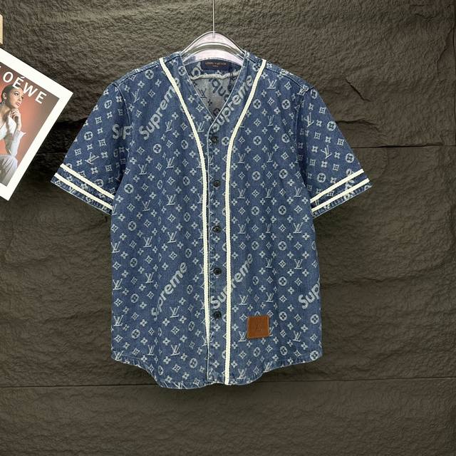 P220 Lv路易威登联名春夏新款满印Logo情侣款牛仔棒球服短袖 高版本高版本 原版定制牛仔面料，网红明星同款高级牛仔面料，定制印染满印Logo面料，很高档、