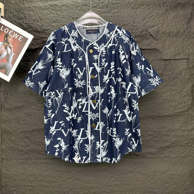 P220 Lv路易威登春夏新款麦穗满印Logo情侣款牛仔棒球服短袖 高版本高版本 原版定制牛仔面料，网红明星同款高级牛仔面料，定制印染满印Logo面料，很高档、