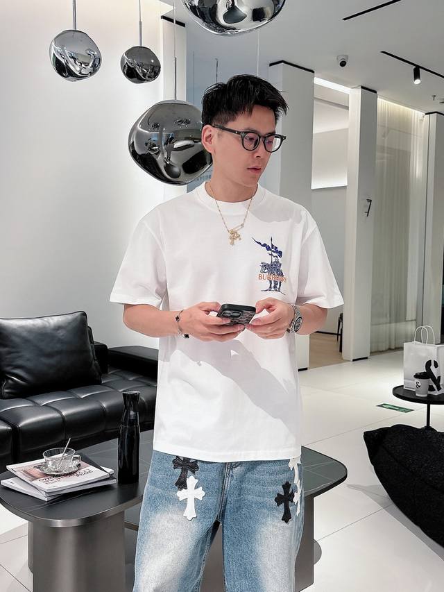 P260 B家25Ss春夏新款短袖 T 恤来咯标识Logo，简约又时尚。宽松休闲的圆领，舒适好穿。采用 260 克重纯棉面料，品质超赞。这个春夏，必须安排上！