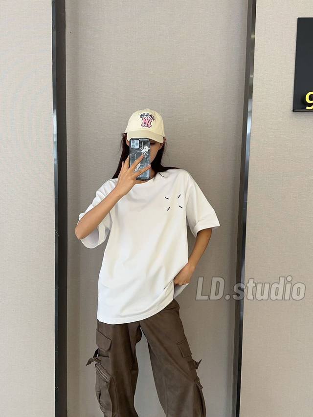 . P140白色模特图 男女同款 宽松大版型 颜色:黑色 白色 卡其 码数: －－－