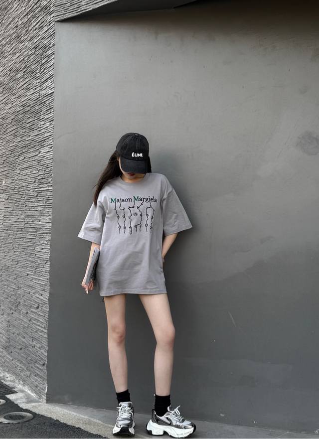 . P140灰色模特图 男女同款 宽松大版型 颜色:黑色 白色 灰色 码数: －－－
