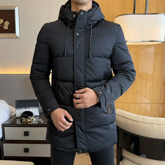 P730杰尼娅- Ss专柜大爆款时尚中长款羽绒服，高档防风聚酯纤维面料制作，重工艺设计，专柜最新品牌元素设计，让男人更帅气有型，面料贴身舒适，保暖性非常强！定制