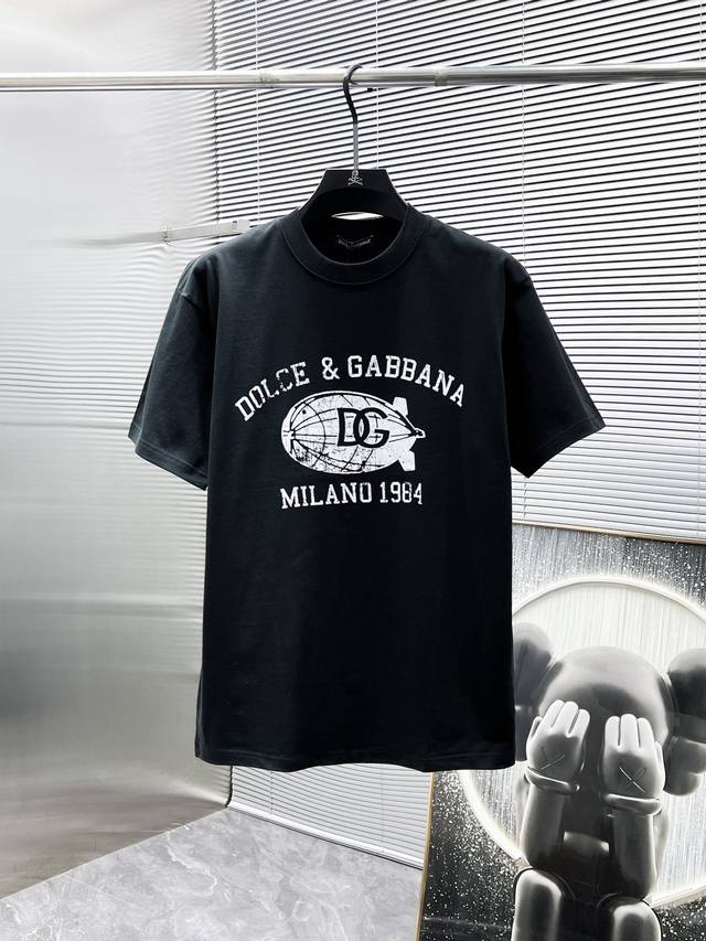 P180 杜嘉班纳 Dg 2025Ss新款 半袖 体恤 短袖 宽松版 圆领 T恤，高端版本！专柜定制面料 透气舒适度高，细节无可挑剔，品牌元素设计理念，体现高品