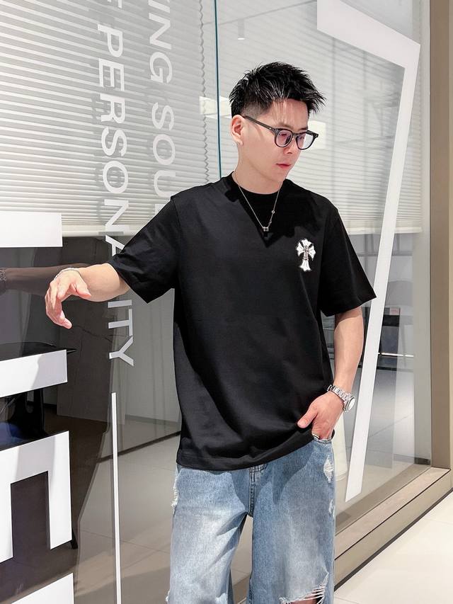P200 L克罗心 25Ss春夏新款短袖 T 恤来咯标识Golo！简约又时尚。宽松休闲的圆领，舒适好穿。采用 260 克重纯棉面料，品质超赞。这个春夏，必须安排