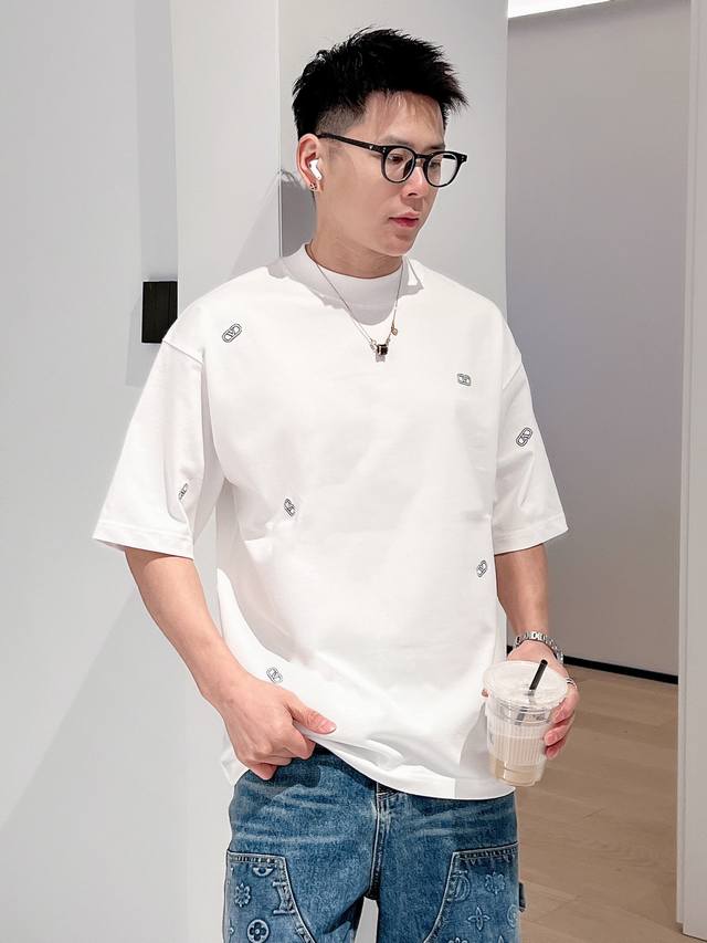 P270华伦天奴Valentino Ss新工艺Logo微阔版圆领男士短袖T恤，新季新推系列将标识巧妙融入设计，塑就一系列充满复古风情的运动风单品。在这款百搭T恤