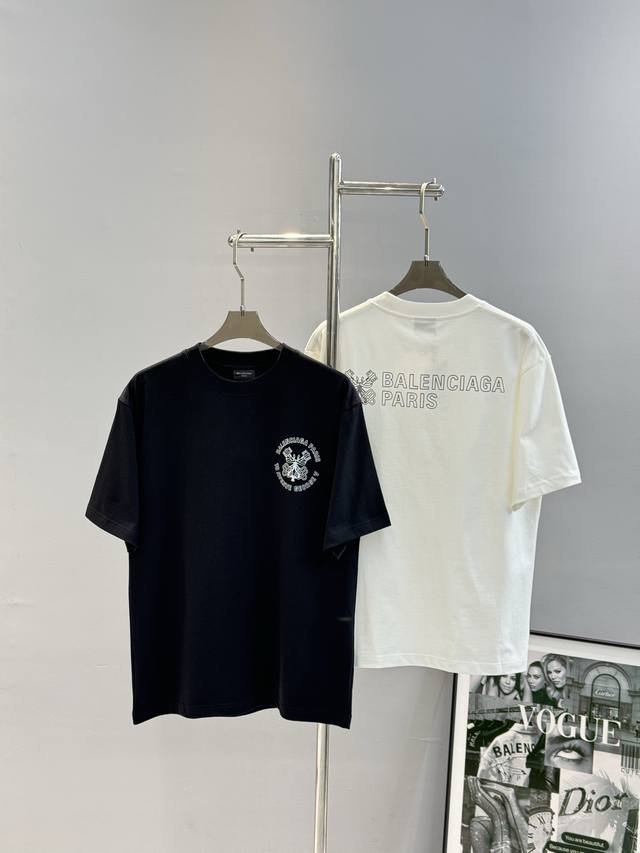 P210*巴黎家25S新款T恤.男女同款！Os版型真的很迷人.260G纯棉面料.手感舒适 进口针织针梳棉进行制作，厚度适中，有垂感又有轮廓型，上身就是一个舒适！