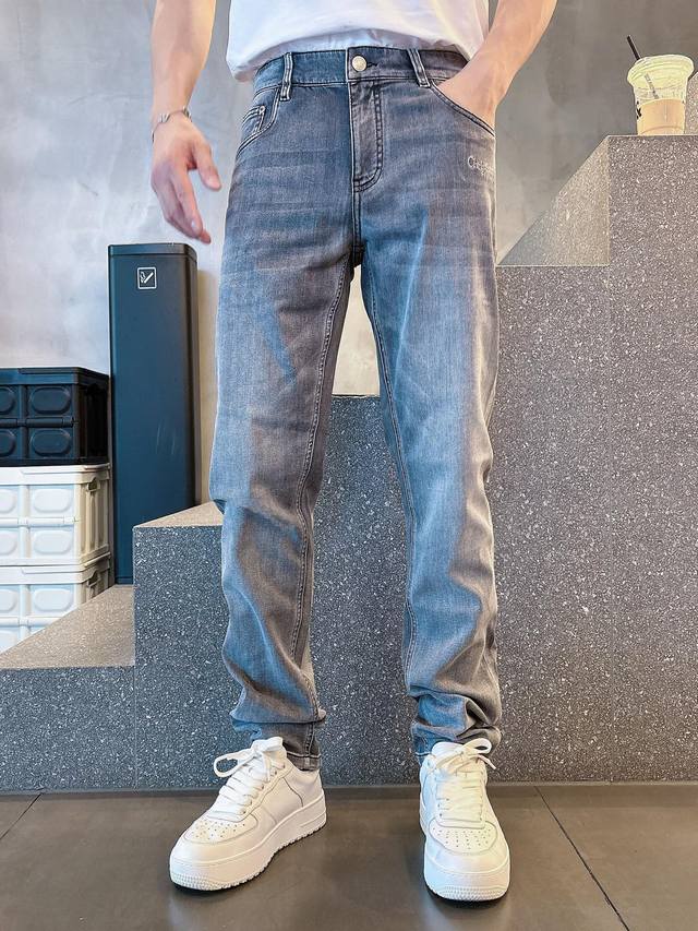 P340 96003牛仔裤 季度：2025夏款 尺码：29-38 版型：修身直筒裤型 工艺：后袋压凸图案 刺绣章仔 腰里手缝经典金属蛇链Ykk拉链 大牌品质优选