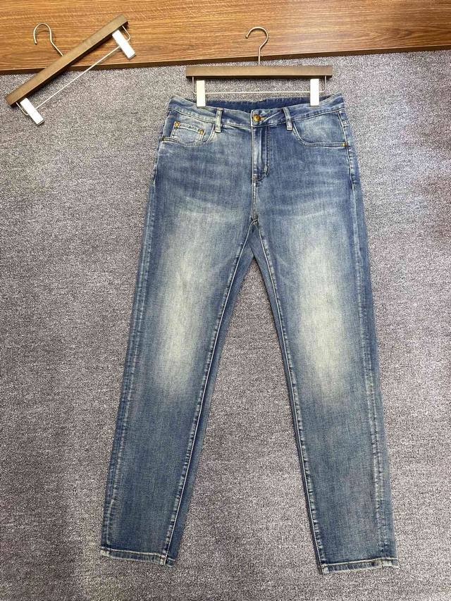P260 2025春夏新款来袭～～喜欢牛仔裤的强烈推荐！一线代工出品 四季经典款 经典五袋款水洗蓝直筒牛仔裤 经典五袋款 给人眼前一亮 ，时尚而有复古潮流感 标