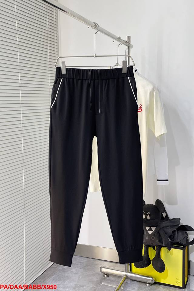 P380 X950 Pa Prada 官网三角标拼接运动长裤 专柜同步原版国内专柜购入，定织350G纱线，坯布水洗手感、布面、垂感达380G，抽绳独立定染 脚口