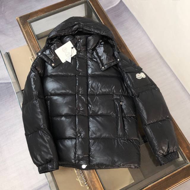 P570 Moncler蒙口 Maya 70短款羽绒服 黑色 标志性的男士Moncler Maya 70羽绒夹克具有高辨识度，专为庆贺品牌70周年而设。 Mon