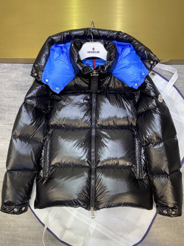 P590 蒙口羽绒服Moncler羽绒服刘昊然明星同款面包服情侣装、面料采用韩国 进口，防水防风耐磨，所以面料一定是想象中的很柔软有一定的厚度。袖子上配有标识性