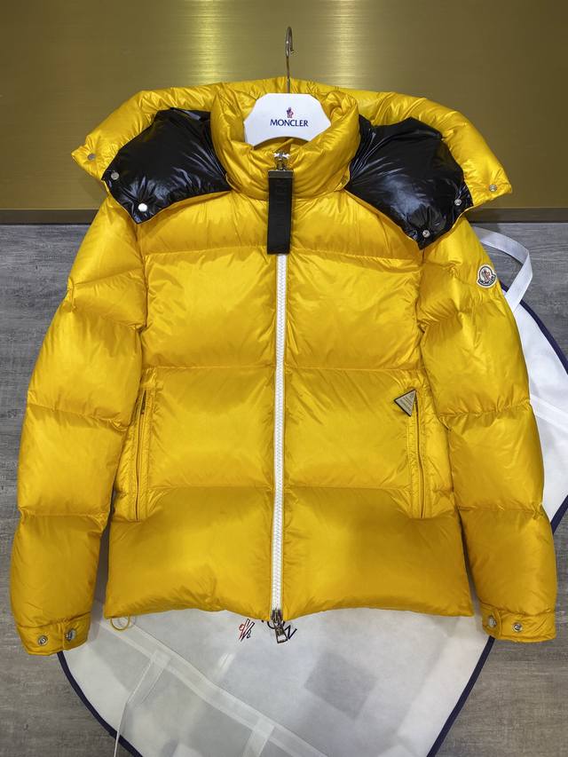 P590 蒙口羽绒服Moncler羽绒服刘昊然明星同款面包服情侣装、面料采用韩国 进口，防水防风耐磨，所以面料一定是想象中的很柔软有一定的厚度。袖子上配有标识性