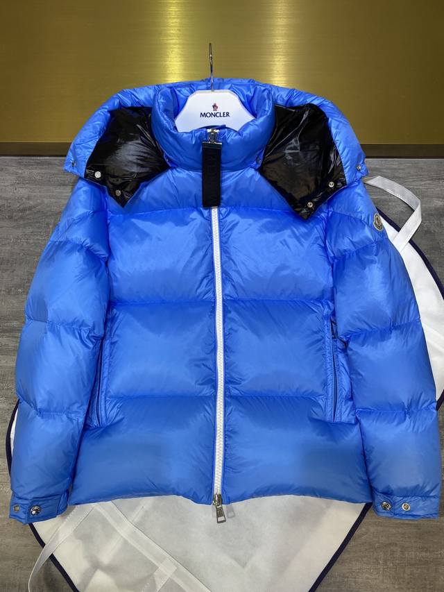 P590 蒙口Moncler羽绒服刘昊然明星同款面包服情侣装、面料采用韩国 进口，防水防风耐磨，所以面料一定是想象中的很柔软有一定的厚度。袖子上配有标识性Mon