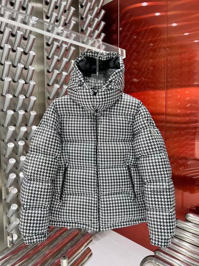 P530 秋冬新款蒙口羽绒服Moncler羽绒服 原版1:1订制五金配件全进口原版定制 欢迎专柜对比 绝对的高品质 采用顶级95绒 超柔软 充羽量蓬松饱满 超级