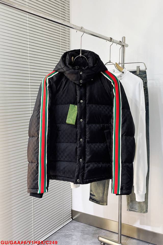 P550 C249 Gugucci 古驰 羽绒服时尚双G撞色拼接织带羽绒服 双G满Logo连帽羽绒服 这款拉链羽绒服是焕新推出的配饰和成衣系列中的一款 再生尼龙