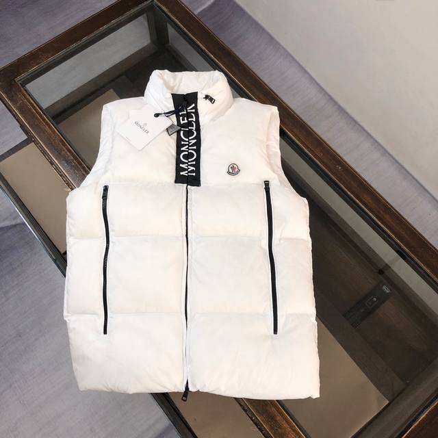 P440Moncler 蒙口 24秋冬最新款！时尚羽绒马甲！羽绒背心！帽子可隐藏！甄选客供100%棉纶面料拥有极为优越的防水透气性，面料触感非常的柔软爽滑有光泽