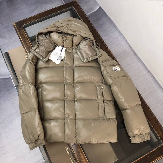 P510 Moncler蒙口 Maya 70短款羽绒服 玄武岩灰 标志性的男士Moncler Maya 70羽绒夹克具有高辨识度，专为庆贺品牌70周年而设。 M