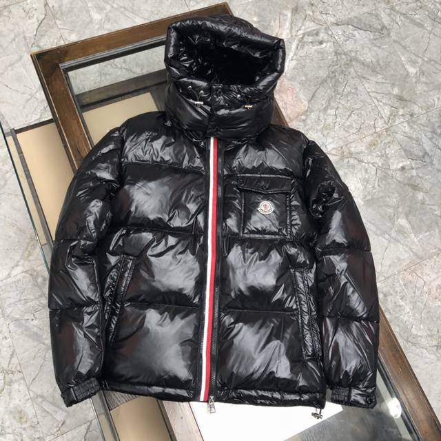 P430 Moncler 蒙口男款羽绒服大货开启亚洲蒙口专柜有售 手袖配带防风松紧设计 个性双拉链 内里双层内胆 保证了衣服的保暖性和不跑绒 辅料细节五金全部到