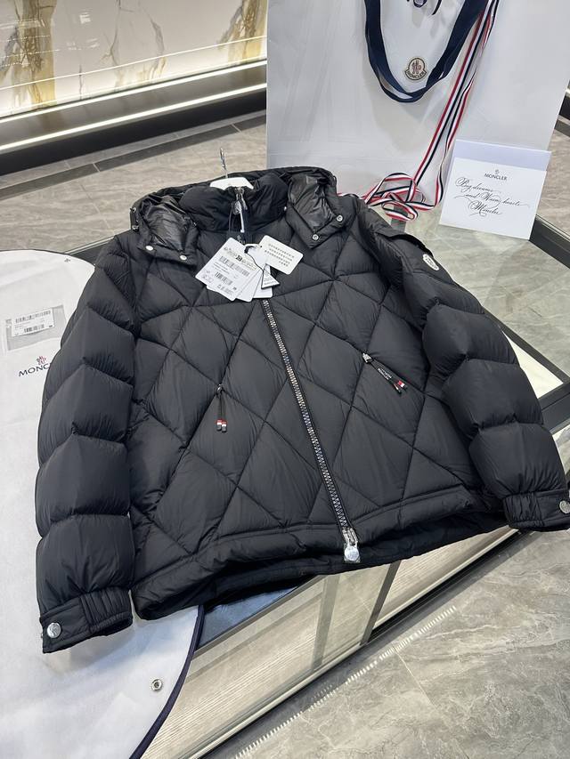 P560 Moncler Averole短款男士菱形格羽绒服夹克外套.更多细节实拍.