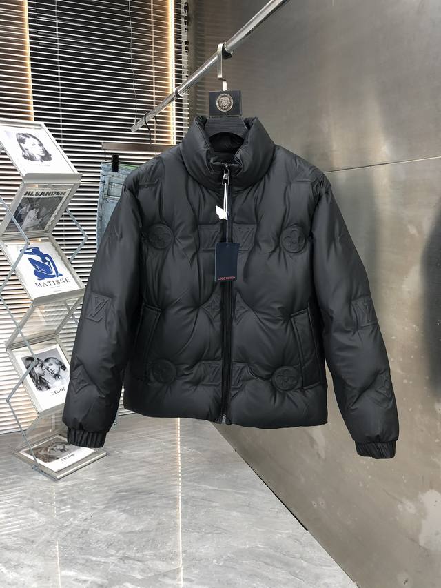 支持年后退换 印花正确版本 P680 Louis Vuitton 路易威登 Ss24官网走秀款压花老花皮质拼接立领羽绒服夹克外套 Lv羽绒服品质款 填充：填充物