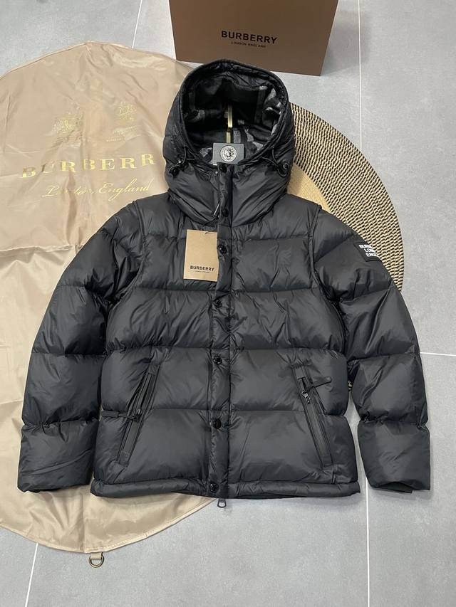 支持年后退换 P550 ~ 可拆式衣袖连帽羽绒服 复古格纹内衬的高领与连帽 可拆袖变马甲造型 上身效果超级棒 舒适保暖 超级实用 按扣与隐藏式双向拉链开襟 抽绳