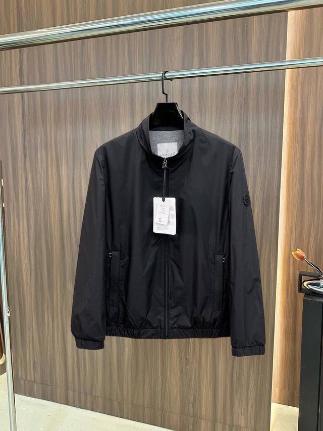 P340 蒙口2025开春新款夹克外套，秀场新品品相非常完美，舒适保暖，三标齐全色泽饱满诱人，非常出彩的设计，轻松将时髦感进阶，做工极为考究严谨，走线工整细致！