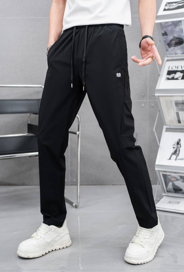 P300 迪山特 顶级货品 2025春夏新款休闲裤！官网同步发售。品牌经典Logo休闲裤 ，定制面料，舒适度极好，手触感强烈。辨识度极高，完美品相工艺。 尺码：